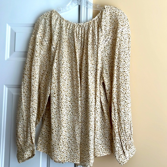 👚NWOT👚ADORABLE OLD NAVY BUTTON DOWN ROUND NECK SZ L CREAM WITH SMALL FLOWERS - Picture 2 of 5